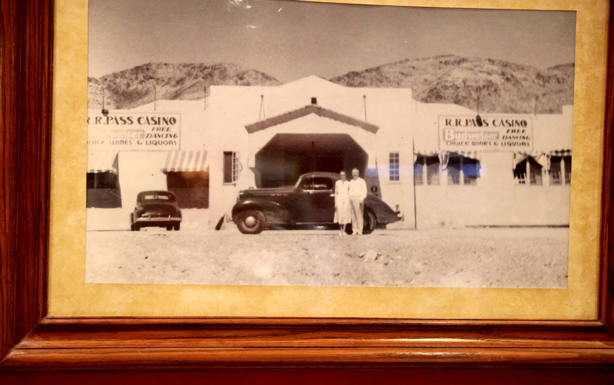 Una foto histórica de alrededor de 1938-1939 en la pared del casino Railroad Pass en Henderson ...