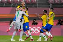 Los jugadores de Brasil celebran después de derrotar a México en una tanda de penales en un p ...