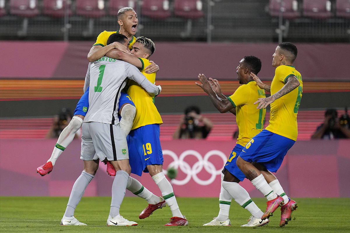 Los jugadores de Brasil celebran después de derrotar a México en una tanda de penales en un p ...