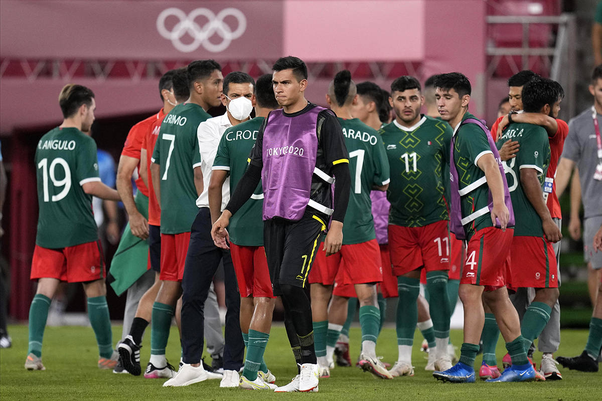 Los jugadores de México reaccionan luego de ser derrotados por Brasil en una tanda de penales ...