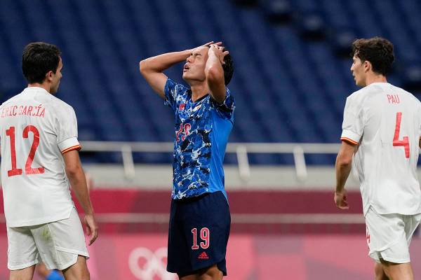 El japonés Daichi Hayashi reacciona después de perder la oportunidad de anotar contra España ...