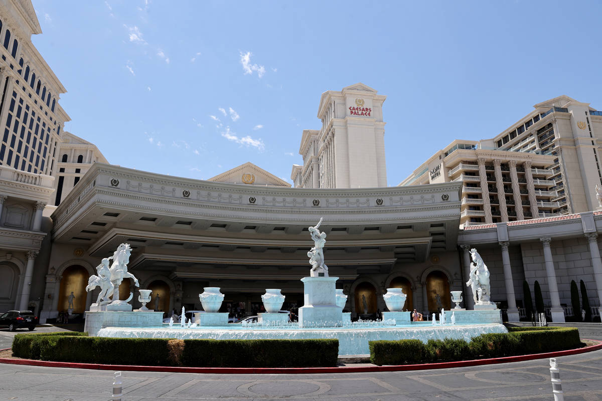 La porte-cochère del Caesars Palace en el Strip de Las Vegas en junio de 2021. (K.M. Cannon/La ...