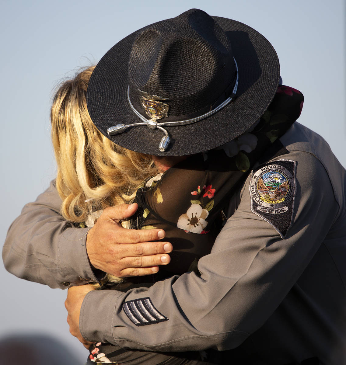 Joanna May abraza al teniente de la NHP Anthony Munoz después de que este hablara durante una ...