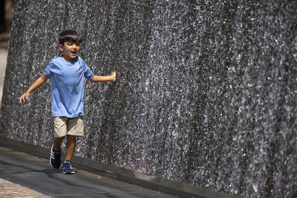 Ian Alaniz, de cinco años, de Dublín, Texas, toca una fuente de agua fuera del hotel-casino N ...