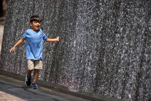 Ian Alaniz, de cinco años, de Dublín, Texas, toca una fuente de agua fuera del hotel-casino N ...