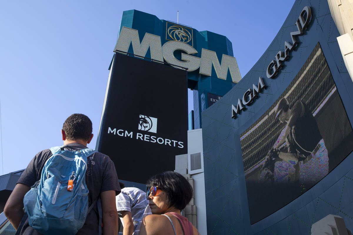 Peatones pasan delante del MGM Grand el miércoles 4 de agosto de 2021, en el Strip de Las Vega ...