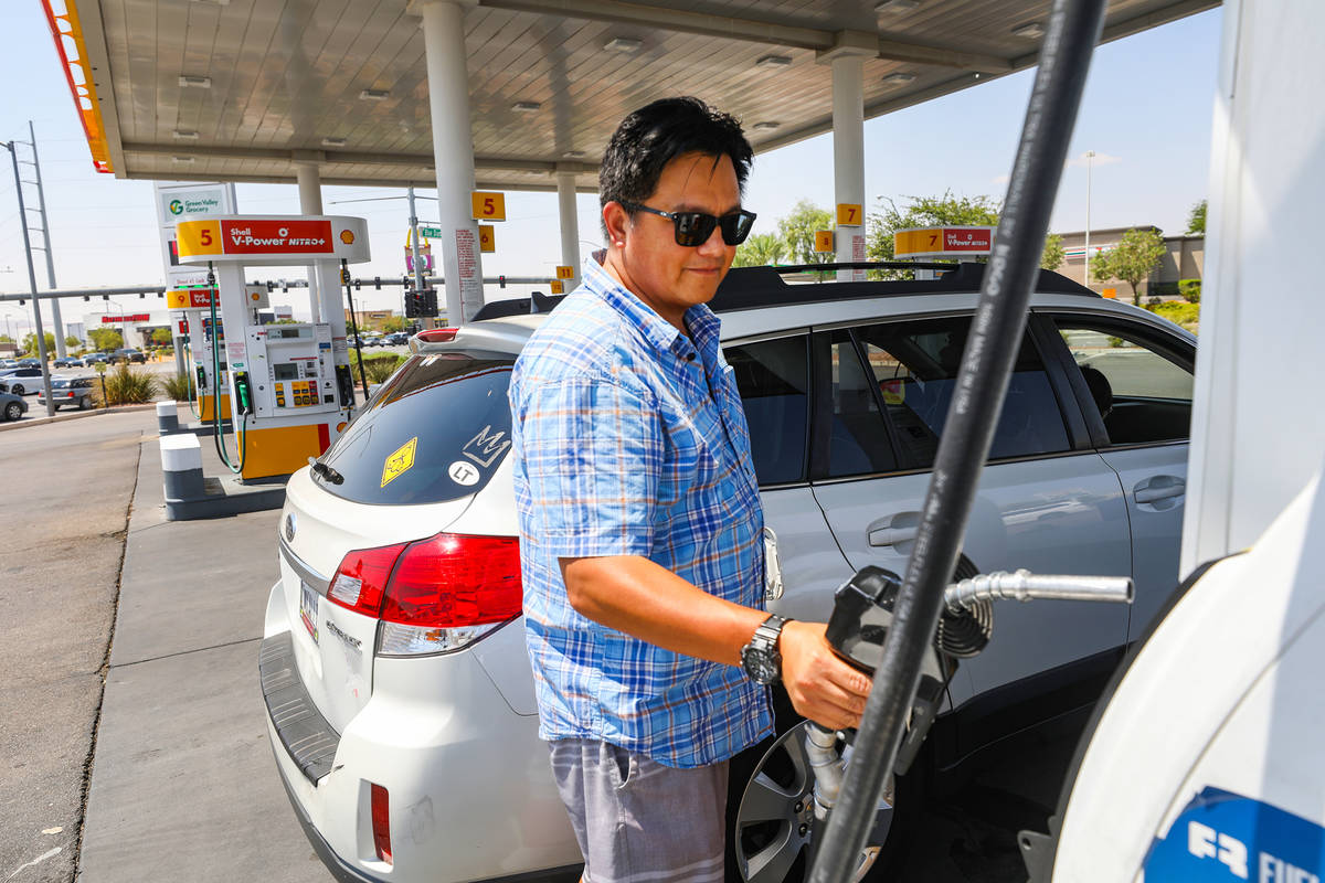 Esteban Prado, de Los Ángeles, llena su tanque de gasolina en una estación de Shell en Blue D ...