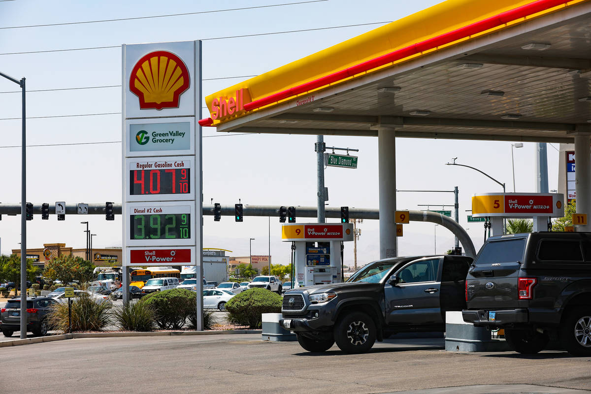 Los precios de la gasolina se muestran en la estación de Shell Blue Diamond en Las Vegas, el m ...