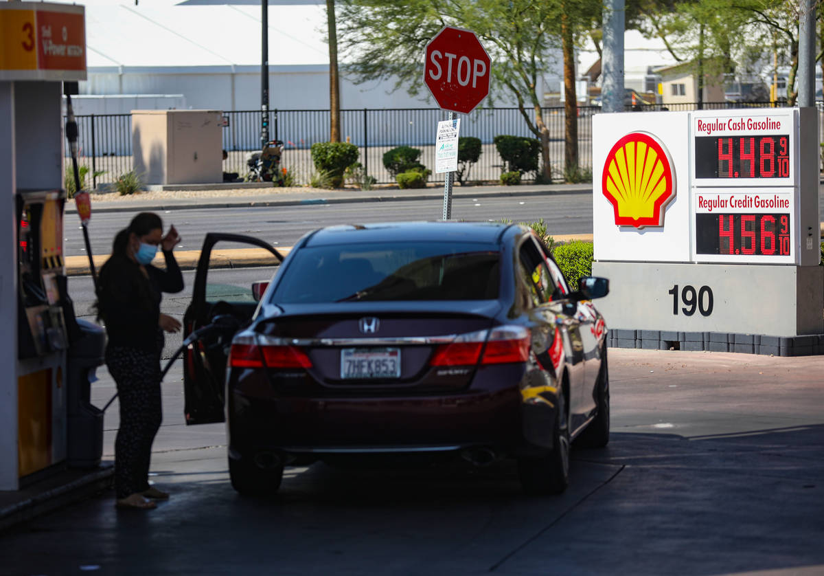 Los precios de la gasolina se muestran en la estación de Shell Koval Lane y Flamingo Road en L ...