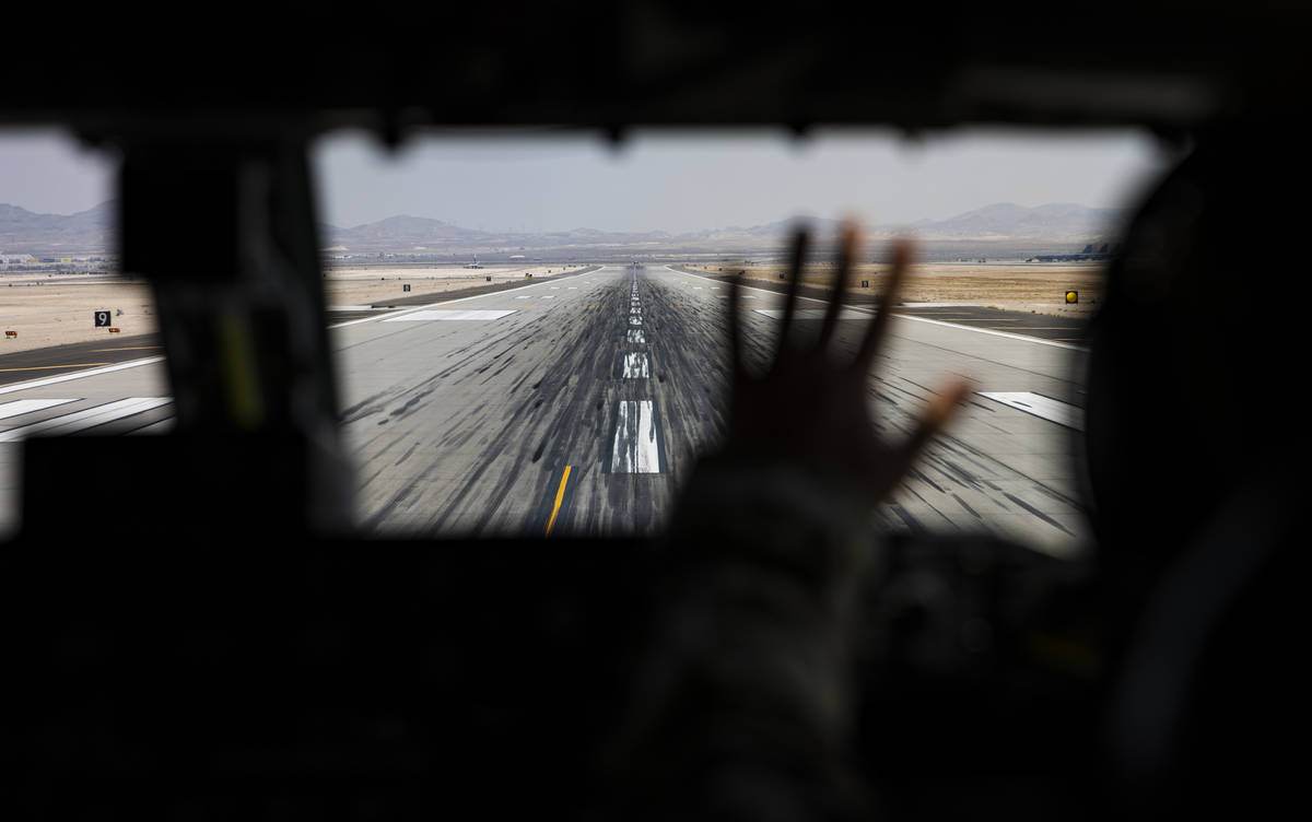 La capitana Jessica Rothmeier, del 350th Air Refueling Squadron, hace una señal en la pista an ...