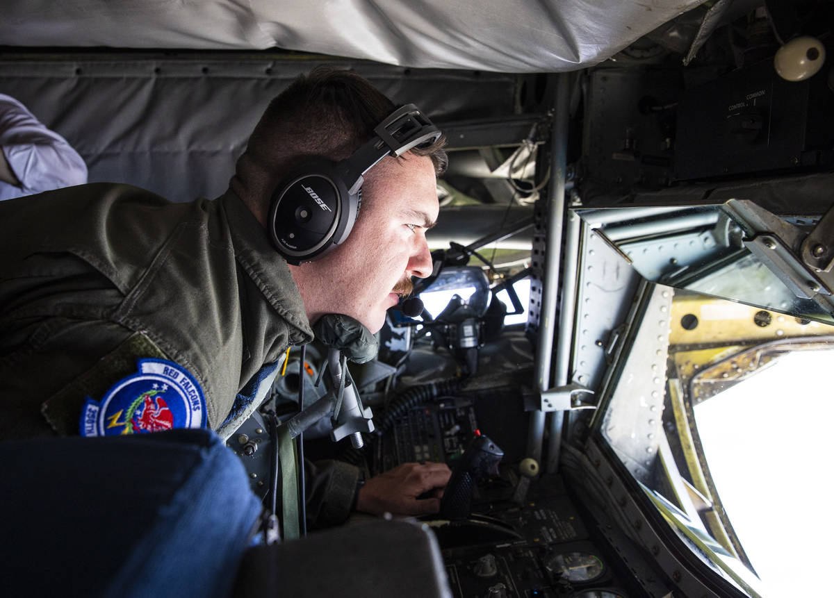 El sargento Jesse Lee, del 350th Air Refueling Squadron, reabastece a un F-16 en vuelo desde el ...