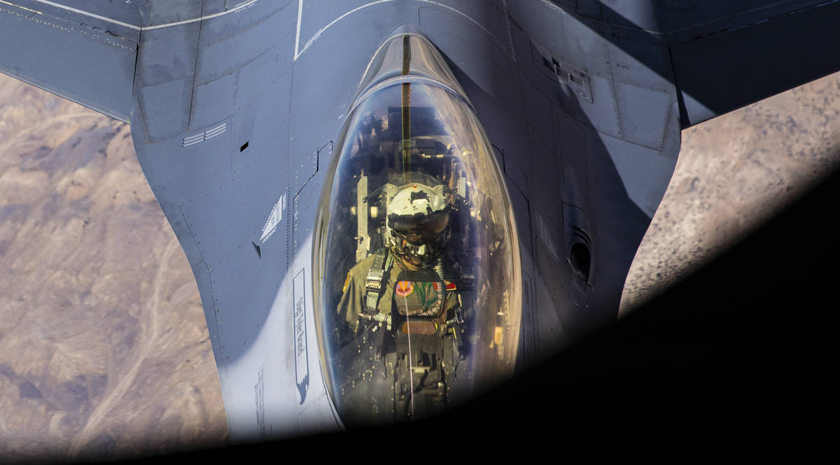 Un piloto de un F-16 es visto mientras es reabastecido en vuelo desde un KC-135 Stratotanker qu ...