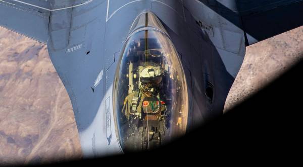 Un piloto de un F-16 es visto mientras es reabastecido en vuelo desde un KC-135 Stratotanker qu ...