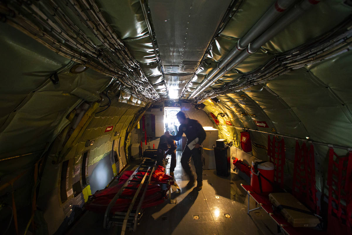 Un avión cisterna de reabastecimiento KC-135 se prepara antes del despegue como parte de los e ...