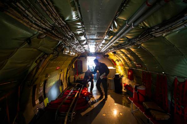 Un avión cisterna de reabastecimiento KC-135 se prepara antes del despegue como parte de los e ...
