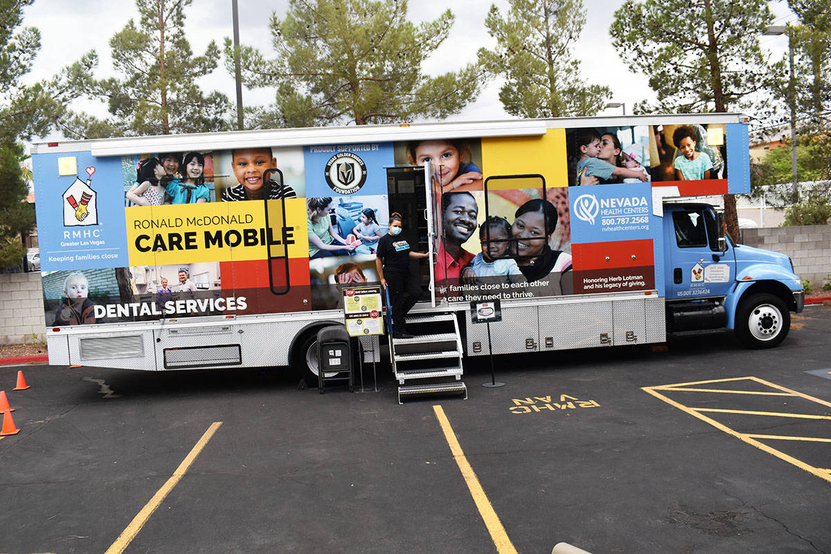 La asistente dental Isela Lepe, frente a la clínica dental “Care Mobile”, le da la bienven ...