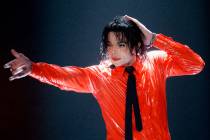 ARCHIVO.- Michael Jackson interpreta "Dangerous" durante la grabación del show del 50 aniversa ...