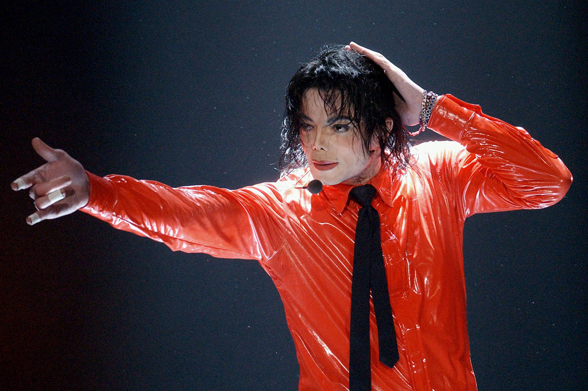 ARCHIVO.- Michael Jackson interpreta "Dangerous" durante la grabación del show del 50 aniversa ...
