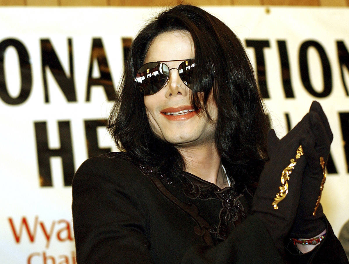 ARCHIVO.- Michael Jackson aplaude mientras mira a la audiencia el 6 de julio de 2002, en la sed ...
