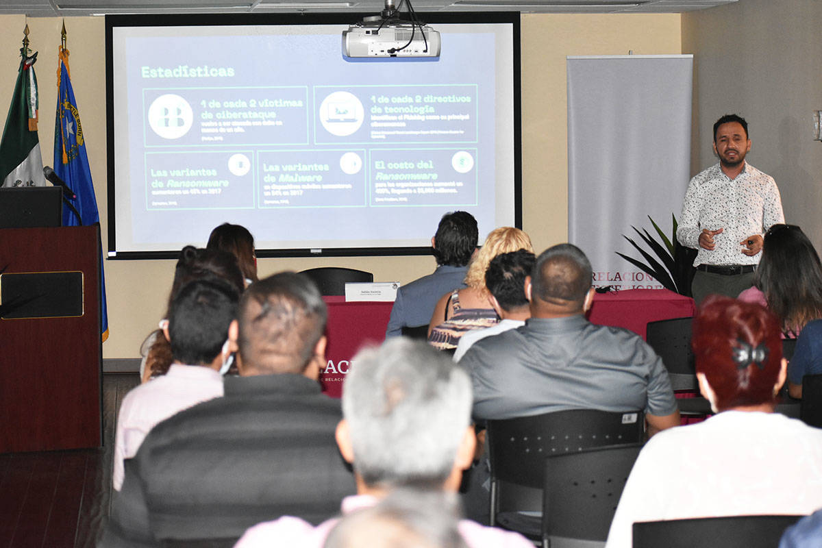 El investigador de Seguridad Informática, Salvador Mendoza, impartió un taller sobre protecci ...