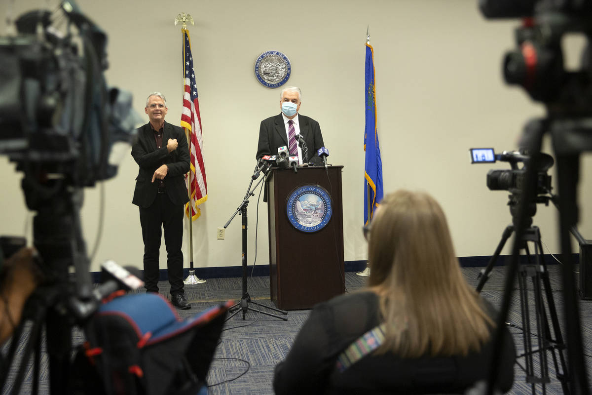 El gobernador Steve Sisolak informa al público sobre el COVID-19 en Nevada durante una confere ...