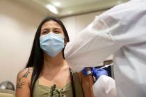 Vanessa Dizon, una camarera de Resorts World Las Vegas, hace una mueca mientras recibe la vacun ...