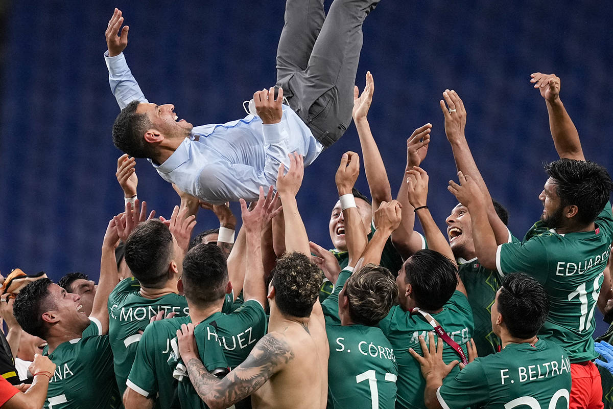 Jugadores de México levantan al entrenador Jaime Lozano para celebrar su victoria por 3-1 sobr ...