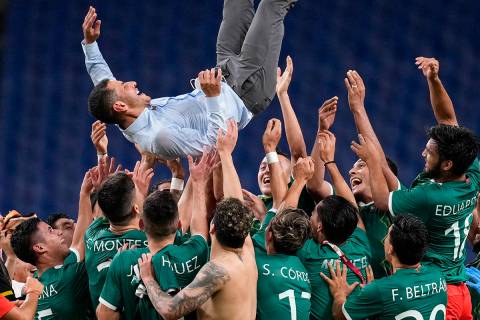 Jugadores de México levantan al entrenador Jaime Lozano para celebrar su victoria por 3-1 sobr ...
