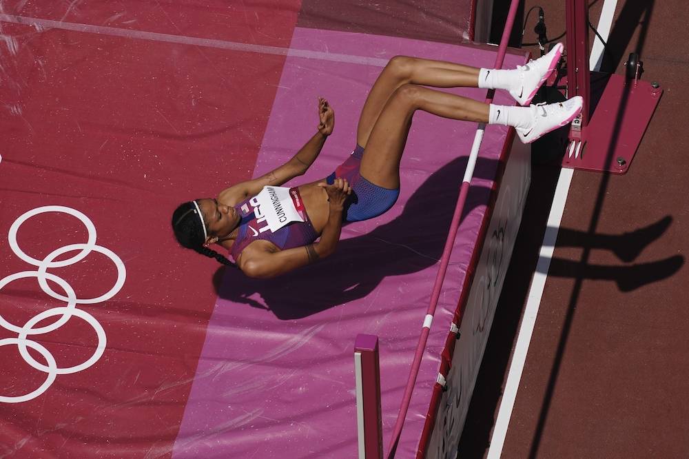 Vashti Cunningham, de Estados Unidos, compite durante una ronda de clasificación del salto de ...