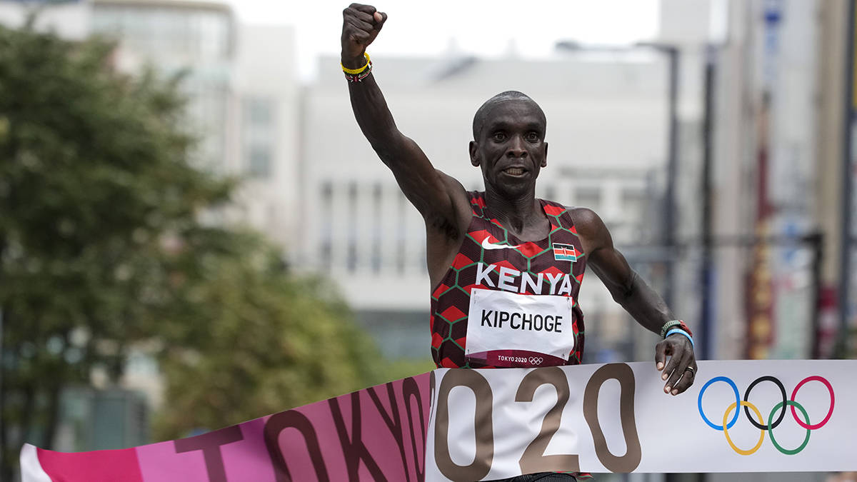 Eliud Kipchoge -al centro- de Kenia, lidera durante el maratón masculino en los Juegos Olímpi ...