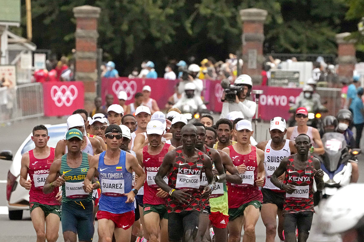 Eliud Kipchoge, de Kenia, celebra después de ganar la medalla de oro en el maratón masculino ...