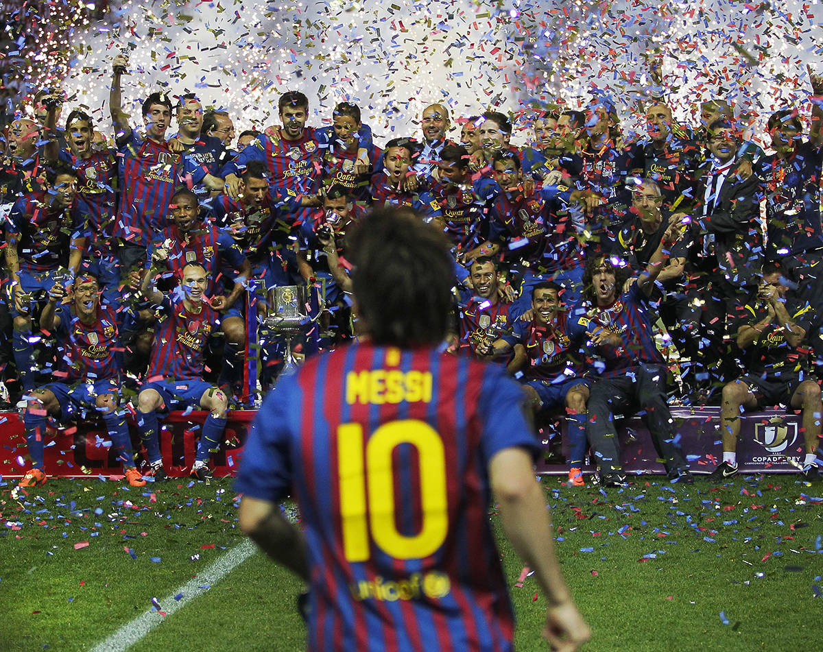 En esta fotografía -de archivo del 25 de mayo de 2012-, el argentino Lionel Messi del FC Barce ...