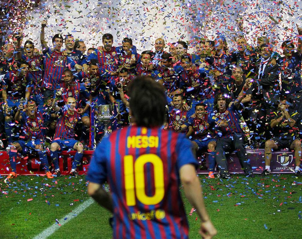 En esta fotografía -de archivo del 25 de mayo de 2012-, el argentino Lionel Messi del FC Barce ...