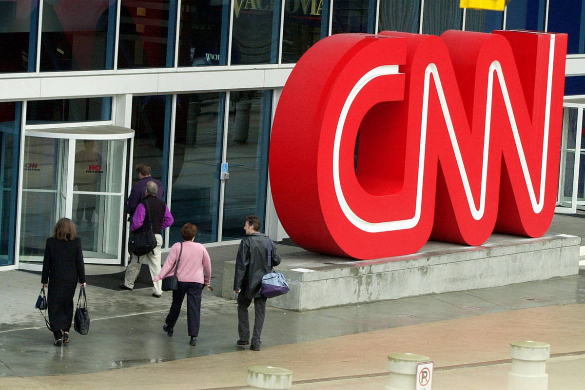 Esta foto de archivo del 17 de enero de 2001 muestra a peatones entrando en el CNN Center, la s ...