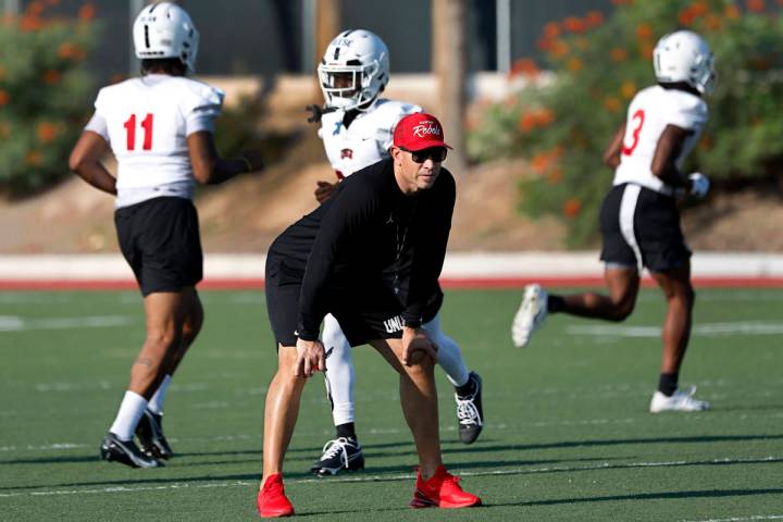 El entrenador en jefe de los Rebels de la UNLV, Marcus Arroyo, observa a sus jugadores durante ...