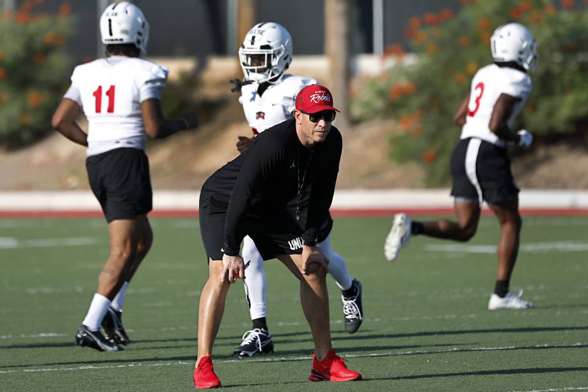 El entrenador en jefe de los Rebels de la UNLV, Marcus Arroyo, observa a sus jugadores durante ...