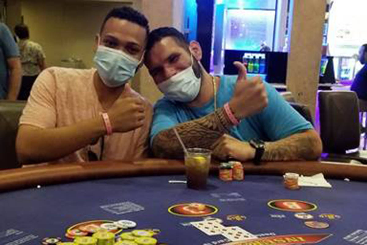 Brian Rodríguez, a la izquierda, celebra con un amigo después de ganar un premio mayor en Bal ...