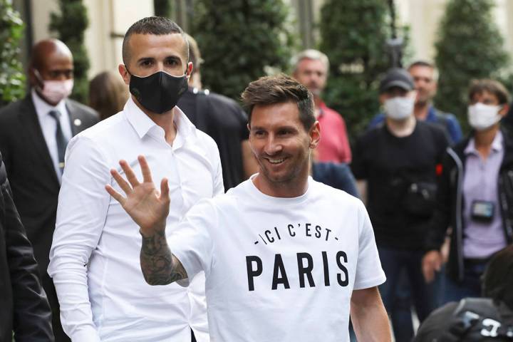 El astro del fútbol argentino, Lionel Messi, saluda a los seguidores cuando llega a su hotel e ...