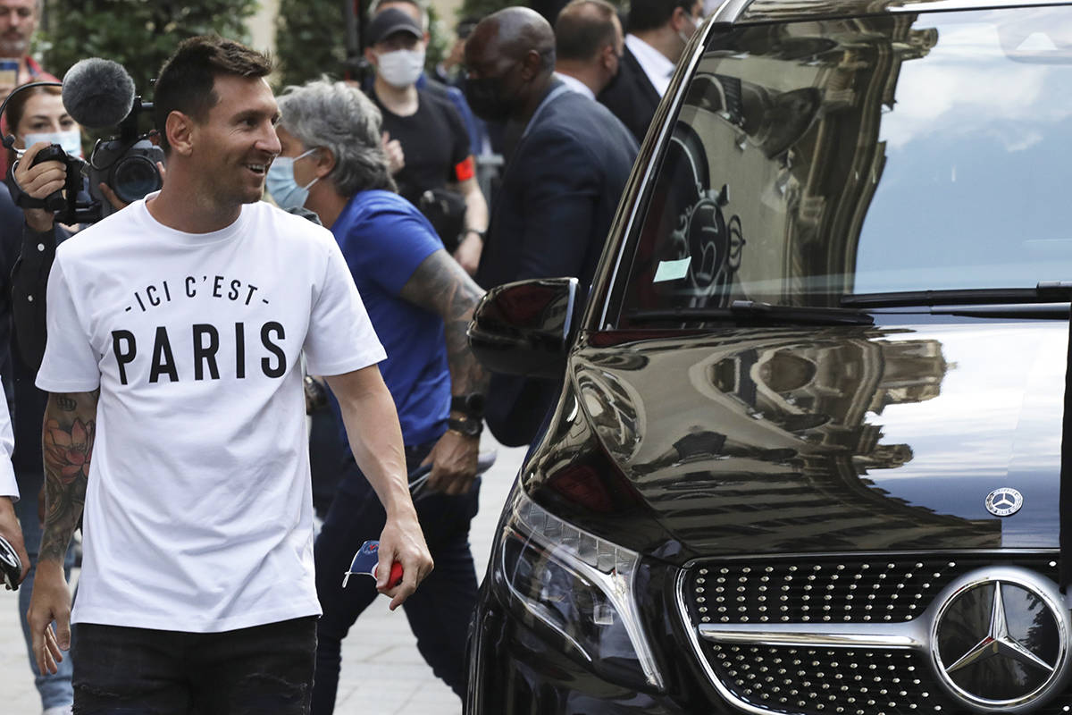 El astro del fútbol argentino, Lionel Messi, sonríe al llegar a su hotel en París, el martes ...