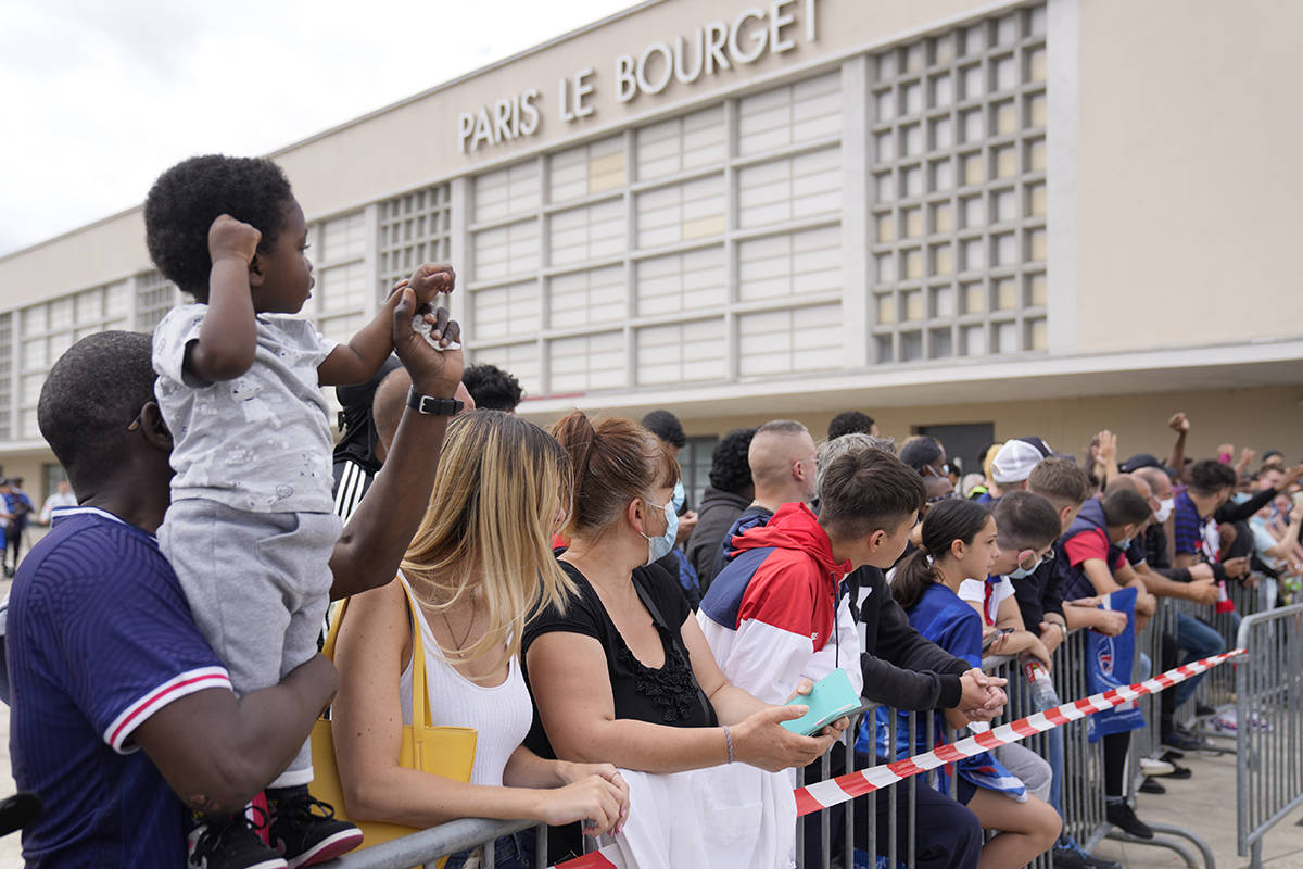 Los seguidores del Paris Saint-Germain esperan a que Lionel Messi llegue al aeropuerto de Le Bo ...