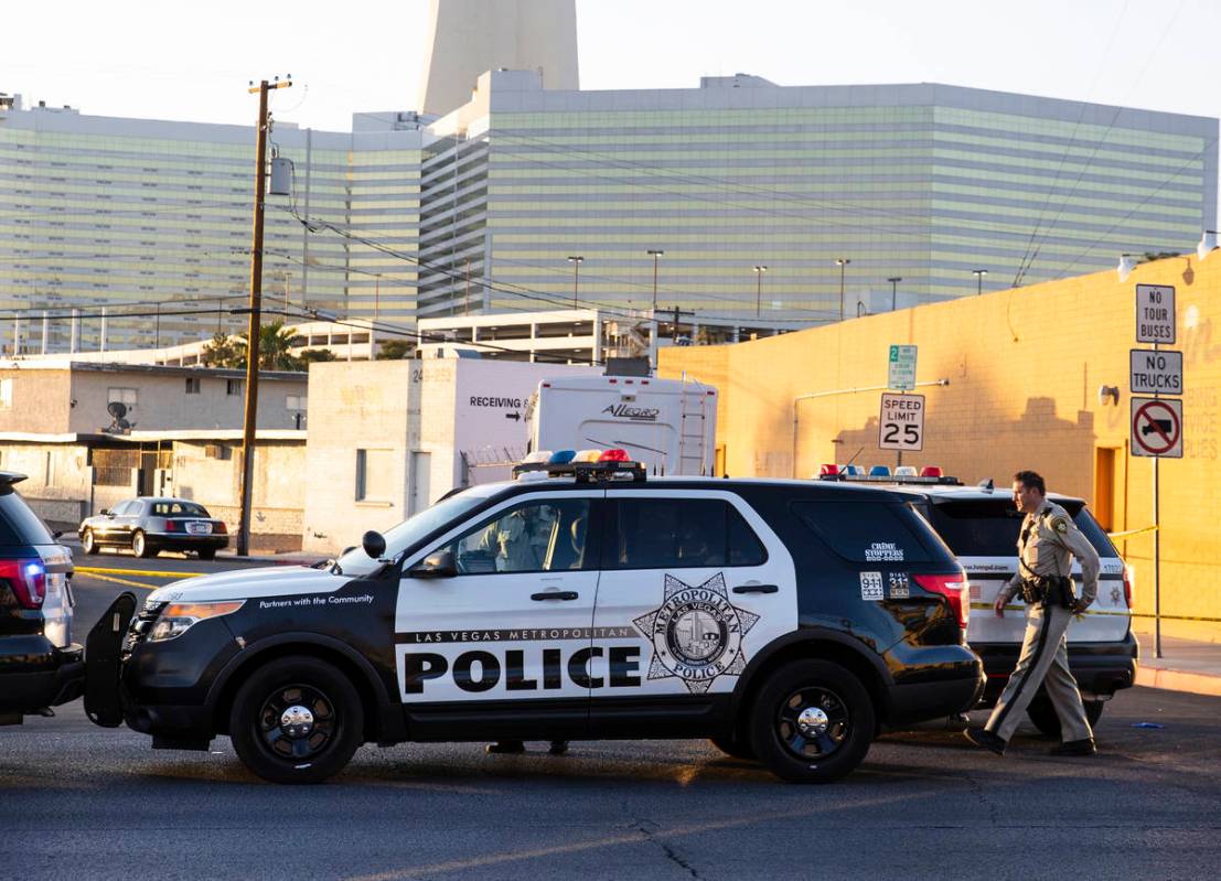 La policía de Las Vegas investiga un doble homicidio en la Avenida Chicago en Las Vegas, el ma ...