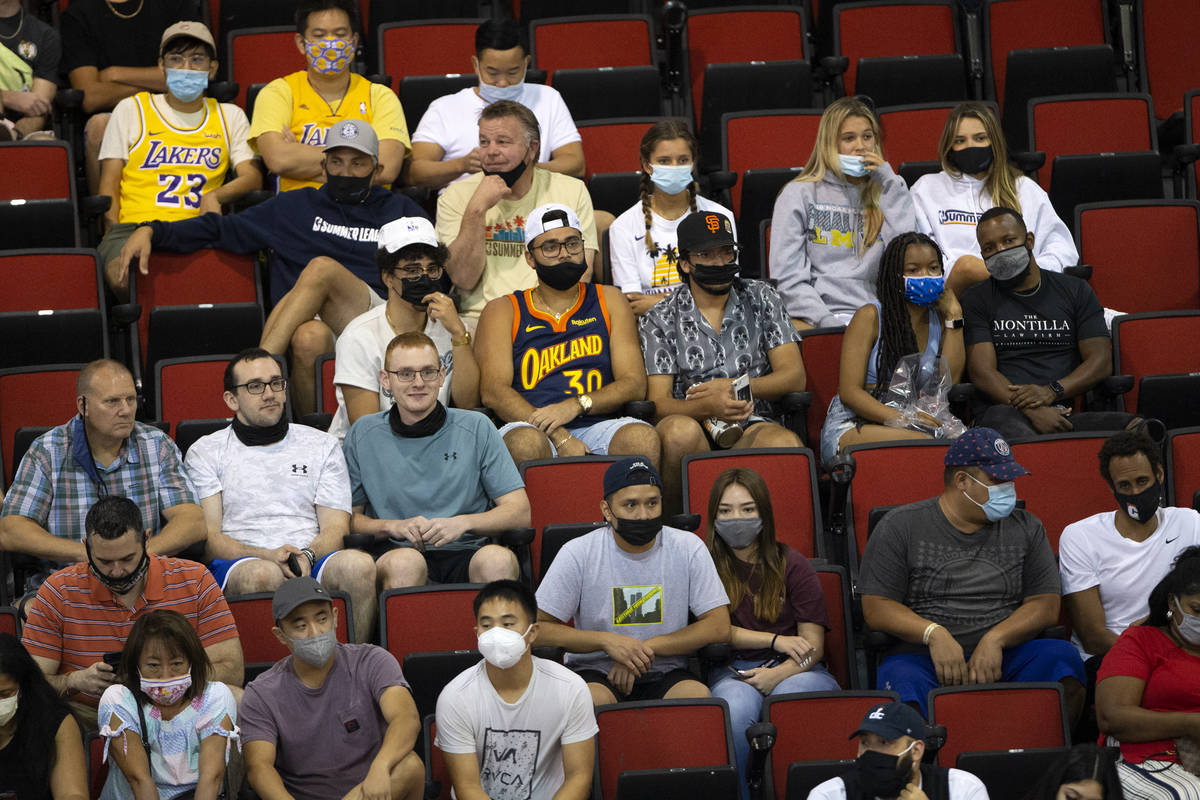 Algunos fans llevan cubrebocas para evitar el contagio del COVID-19 mientras otros se abstienen ...