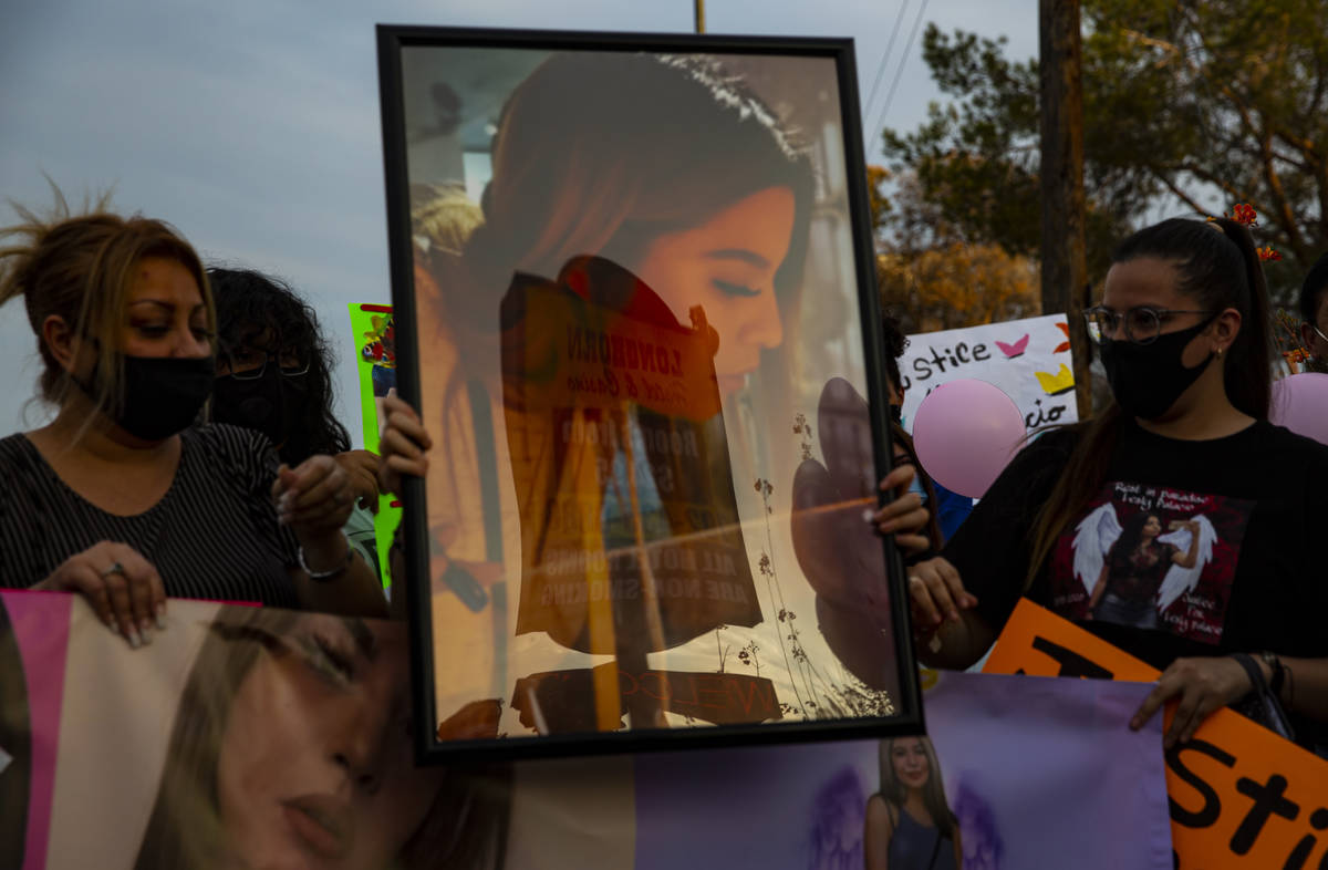 Familiares y otras personas sostienen fotos de Lesly Palacio, que fue encontrada asesinada cerc ...