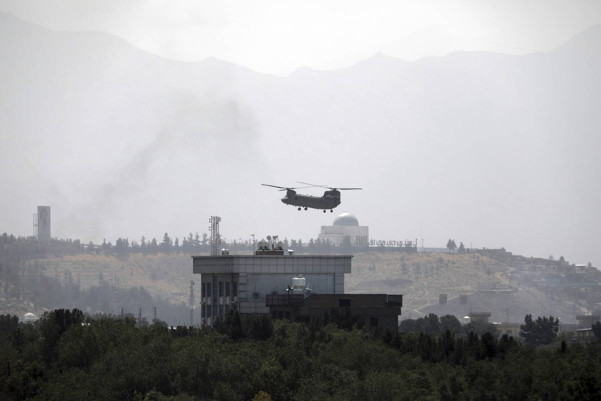 Un helicóptero Chinook estadounidense sobrevuela la embajada de Estados Unidos en Kabul, Afgan ...