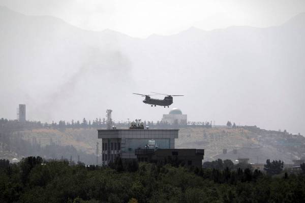 Un helicóptero Chinook estadounidense sobrevuela la embajada de Estados Unidos en Kabul, Afgan ...