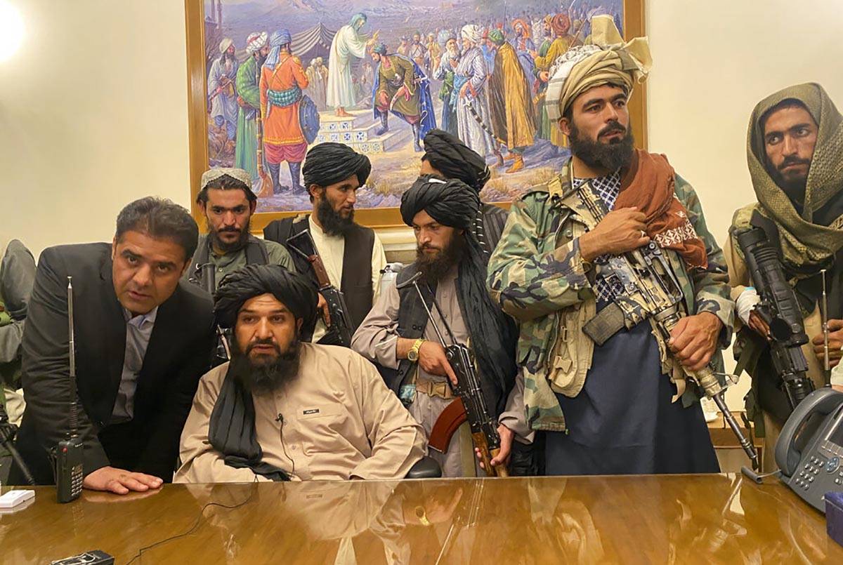 Combatientes talibanes toman el control del palacio presidencial afgano tras la huida del presi ...
