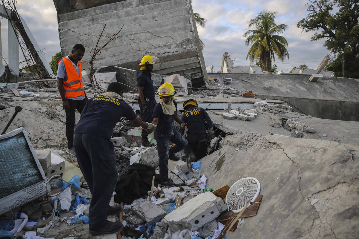 Bomberos buscan supervivientes dentro de un edificio derrumbado, tras el terremoto de 7.2 grado ...