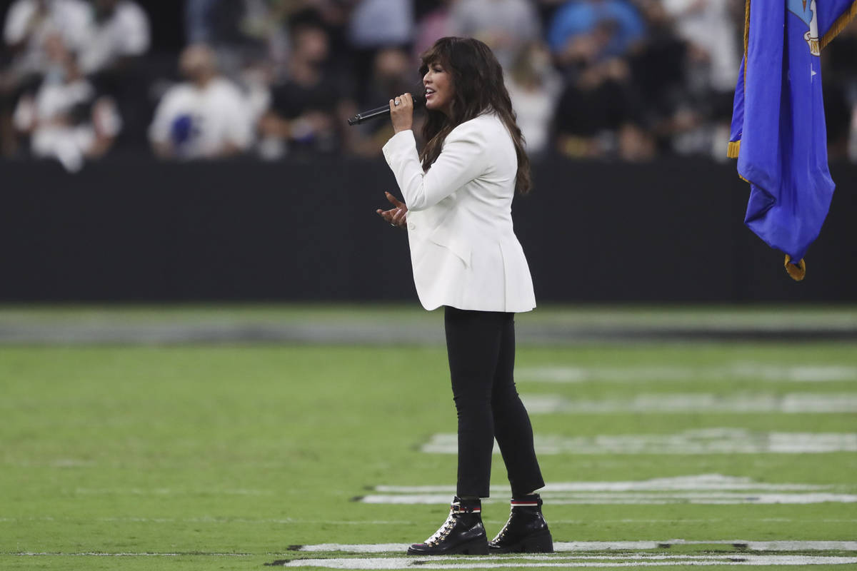 Marie Osmond canta el himno nacional antes de un partido de fútbol americano de pretemporada d ...