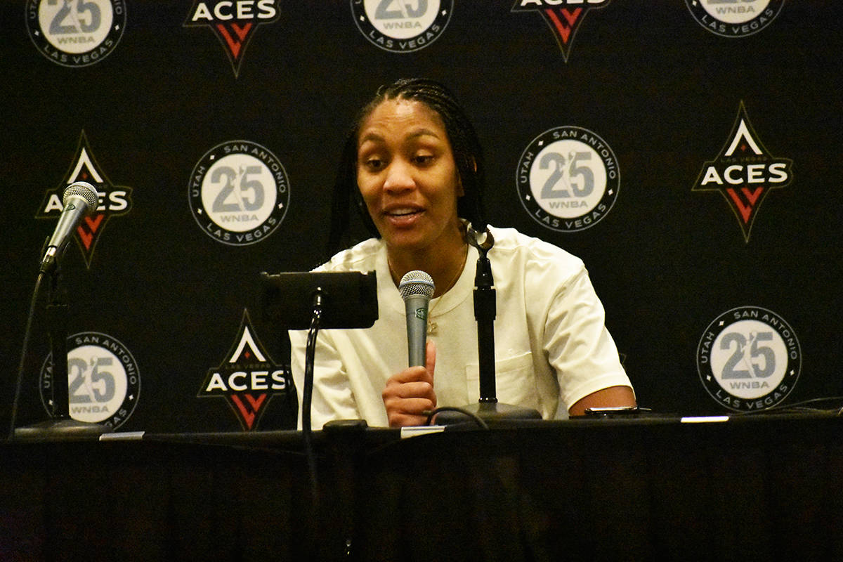La jugadora de Las Vegas Aces, A'ja Wilson, habla con los medios de comunicación luego del tri ...
