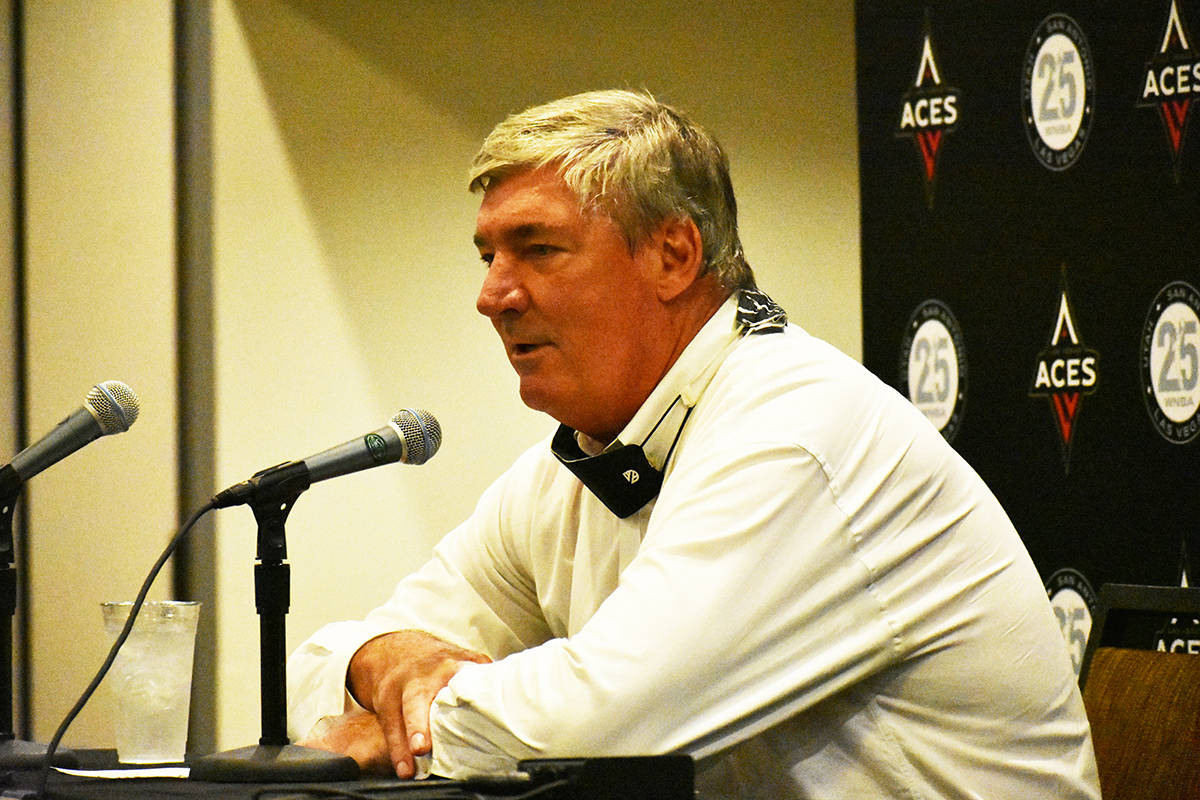 El entrenador de Las Vegas Aces, Bill Laimbeer, habla con los medios de comunicación luego del ...